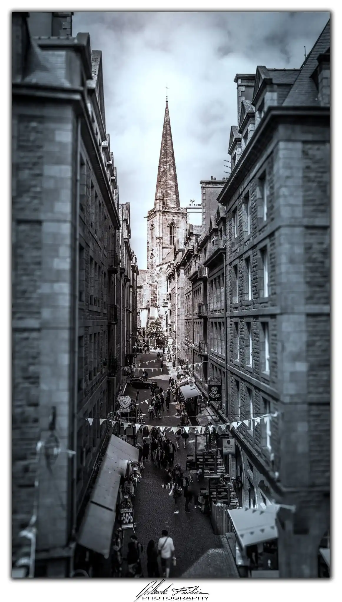 Tirage d’art – “Affiche – Centre historique de Saint‑Malo” – Photographie Fine Art – Image 2