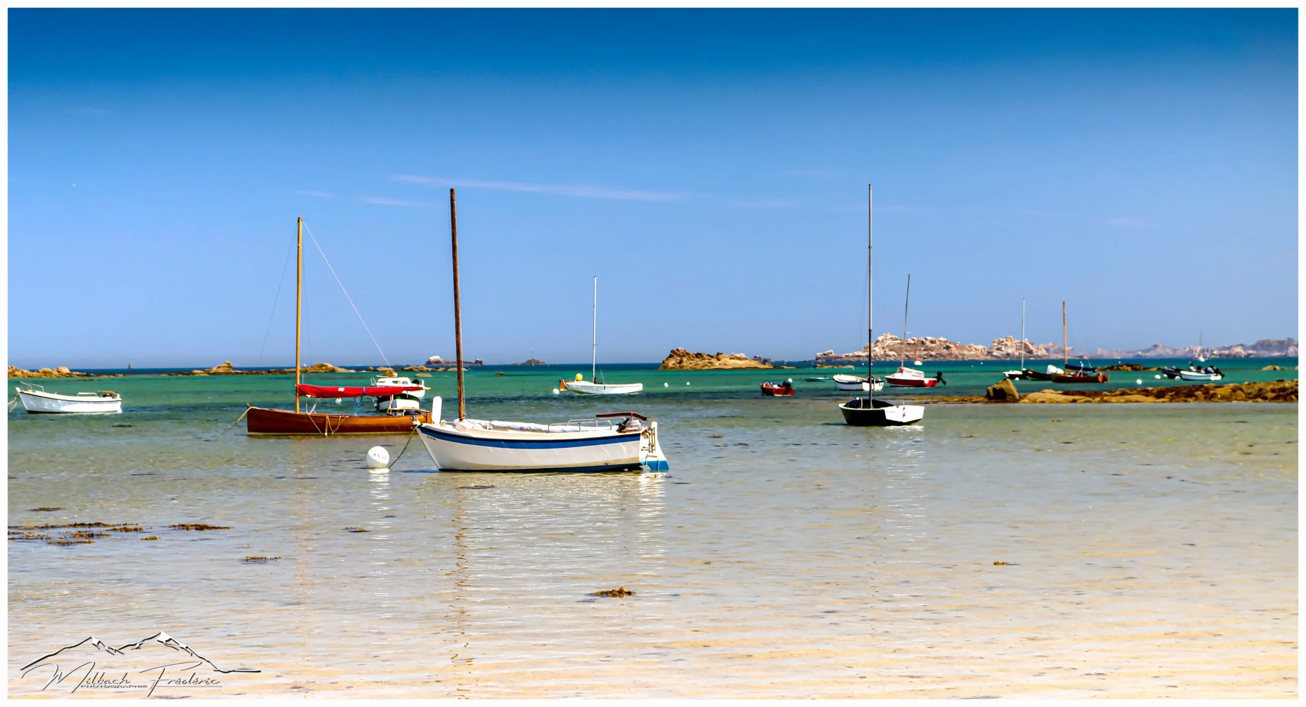 Tirage d’art – “Calme Breton – Voiles au Repos” - Plage de la Grève Blanche – Photographie Fine Art – Image 2
