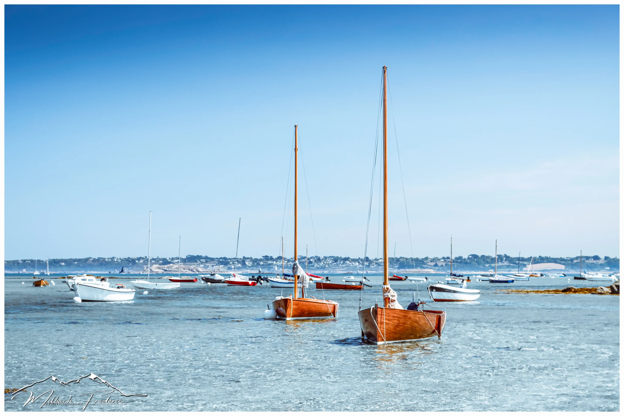Tirage d’art – “Élégance Marine – Voiles de Bois” - Plage de la Grève Blanche – Photographie Fine Art – Image 2
